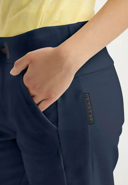 color:navy