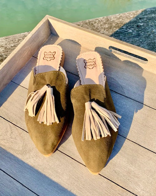 Leder Mules mit Quaste Khaki/beige