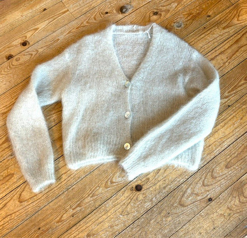 color:beige