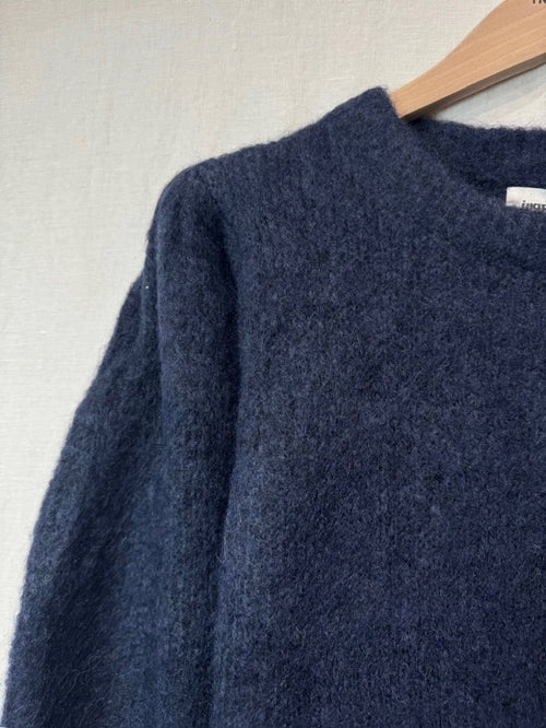 color:navy