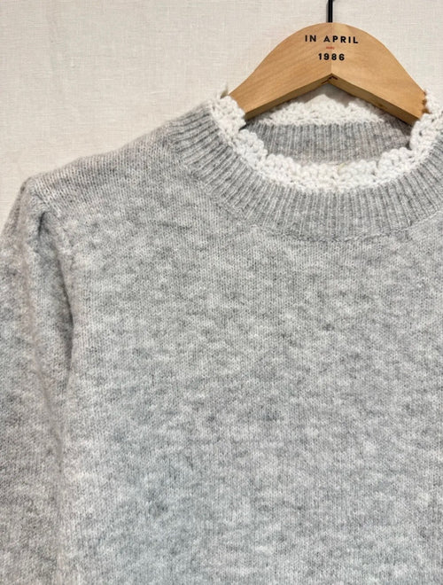 Pullover mit Spitzenrüschen light grey