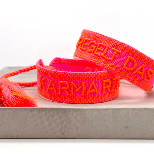Webarmband "Karma regelt das" neon pink/neon coral