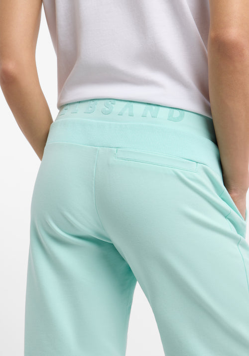 color:aqua