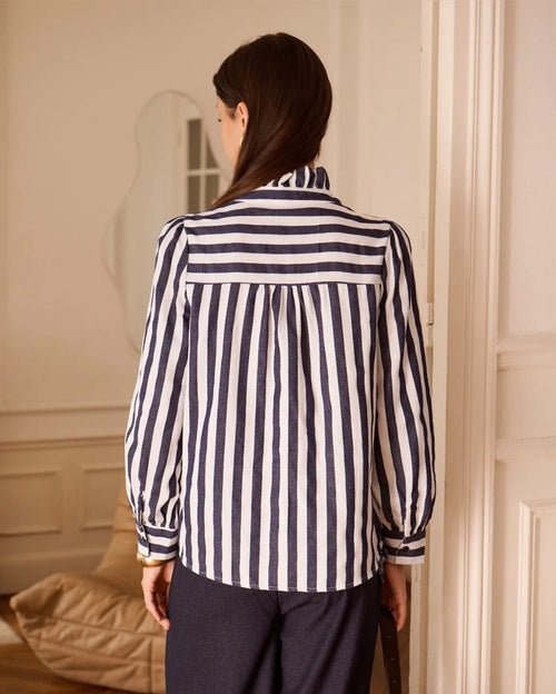 color:navy