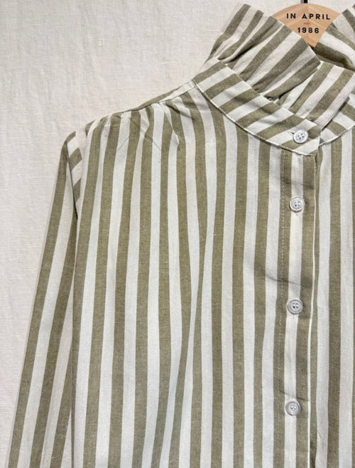 color:khaki