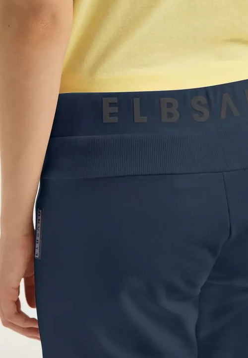 color:navy