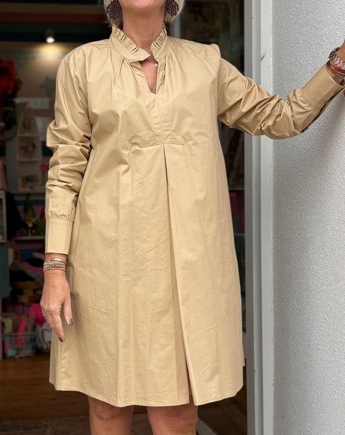 color:beige