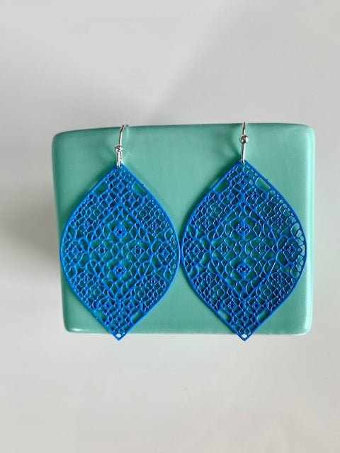 Ohrringe filigranes Blatt blitzblau