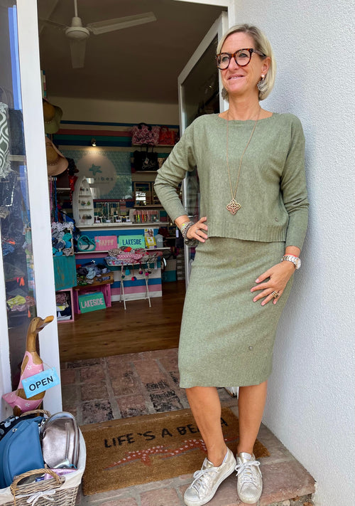 Fine Line Twin Set Dress und Pulli