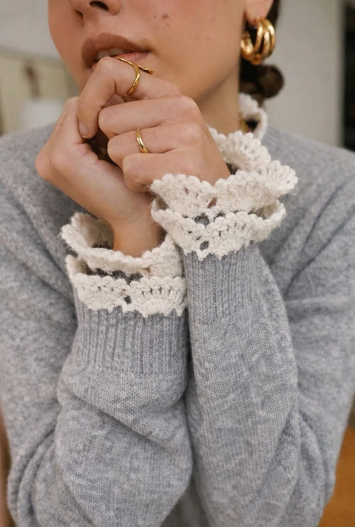 Pullover mit Spitzenrüschen light grey