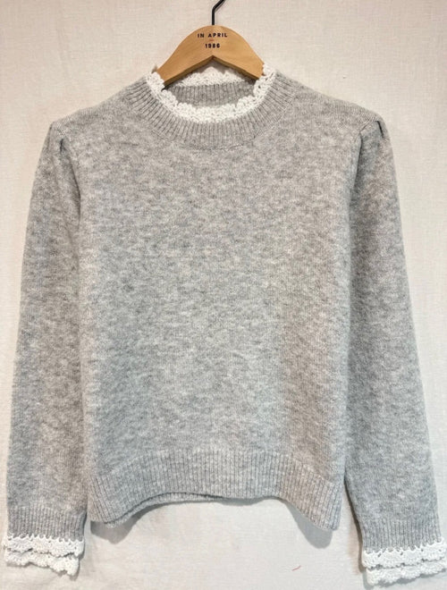 Pullover mit Spitzenrüschen light grey